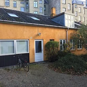 In Quiet Yellow Courtyard , Copenaghen Danimarca